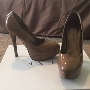 Brown patent leather platform pump